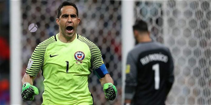 le dan la espalda a Claudio Bravo