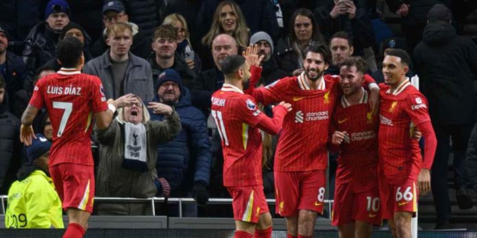 Liverpool derrota West Ham 5-0 con gol de Díaz